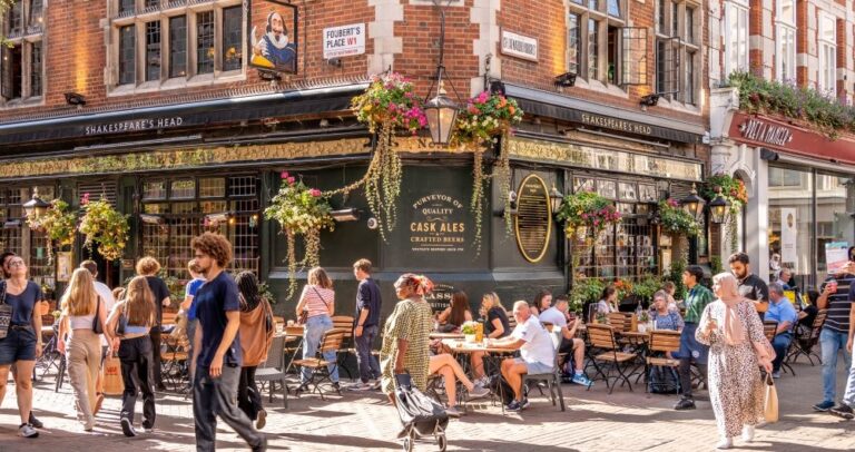 ATVM's guide to the 7 best pubs in Melbourne. Busy pub street