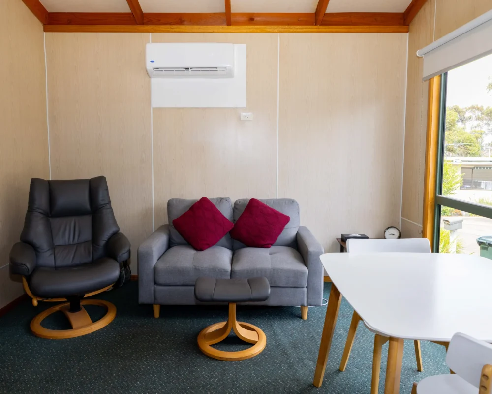 2 Bedroom Budget Lounge