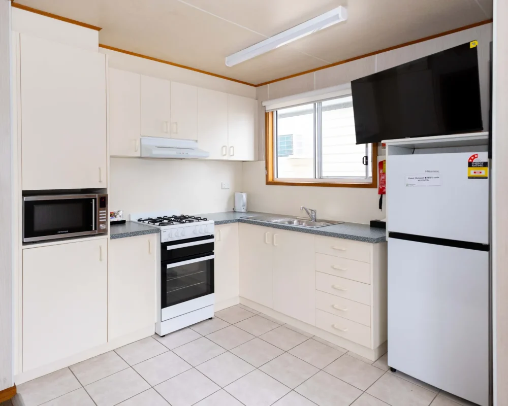 2 bedroom standard cabin - Airport Tourist Village Tullamarine (November 25th, 2024) 79